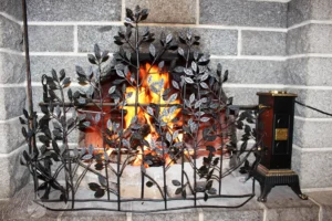 Broche à la cheminée du restaurant gastronomique traditionnel L'Art de Vivre à Moosch dans le Haut-Rhin en Alsace