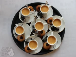 Cafés accompagnés de biscuits maison du restaurant gastronomique traditionnel L'Art de Vivre à Moosch dans le Haut-Rhin en Alsace