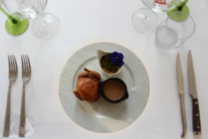 Caille rôtie désossée et farce de volaille aux morilles du restaurant gastronomique traditionnel L'Art de Vivre à Moosch dans le Haut-Rhin en Alsace