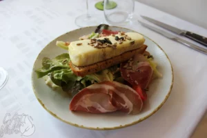 Chèvre chaud rôti sur toast avec miel artisanal, pancetta et une salade garnie, du restaurant gastronomique traditionnel L'Art de Vivre à Moosch dans le Haut-Rhin en Alsace. Fromage de la ferme du Cabriolait en Alsace