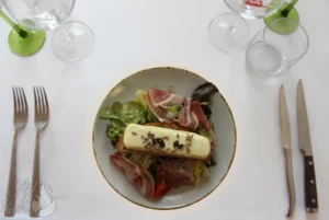 Chèvre chaud rôti sur toast avec miel artisanal, pancetta et une salade garnie, du restaurant gastronomique traditionnel L'Art de Vivre à Moosch dans le Haut-Rhin en Alsace. Fromage de la ferme du Cabriolait en Alsace