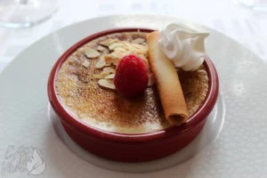 Crème brûlée maison du restaurant gastronomique traditionnel L'Art de Vivre à Moosch dans le Haut-Rhin en Alsace