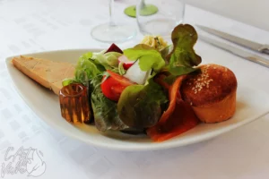 Duo de foie gras maison et saumon fumé maison accompagnés d'une brioche maison, d'une salade garnie et d'une gelé maison, du restaurant gastronomique traditionnel L'Art de Vivre à Moosch dans le Haut-Rhin en Alsace