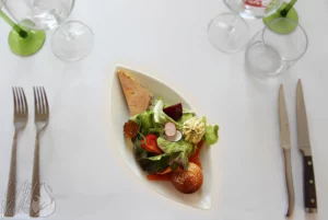 Duo de foie gras maison et saumon fumé maison accompagnés d'une brioche maison, d'une salade garnie et d'une gelé maison, du restaurant gastronomique traditionnel L'Art de Vivre à Moosch dans le Haut-Rhin en Alsace