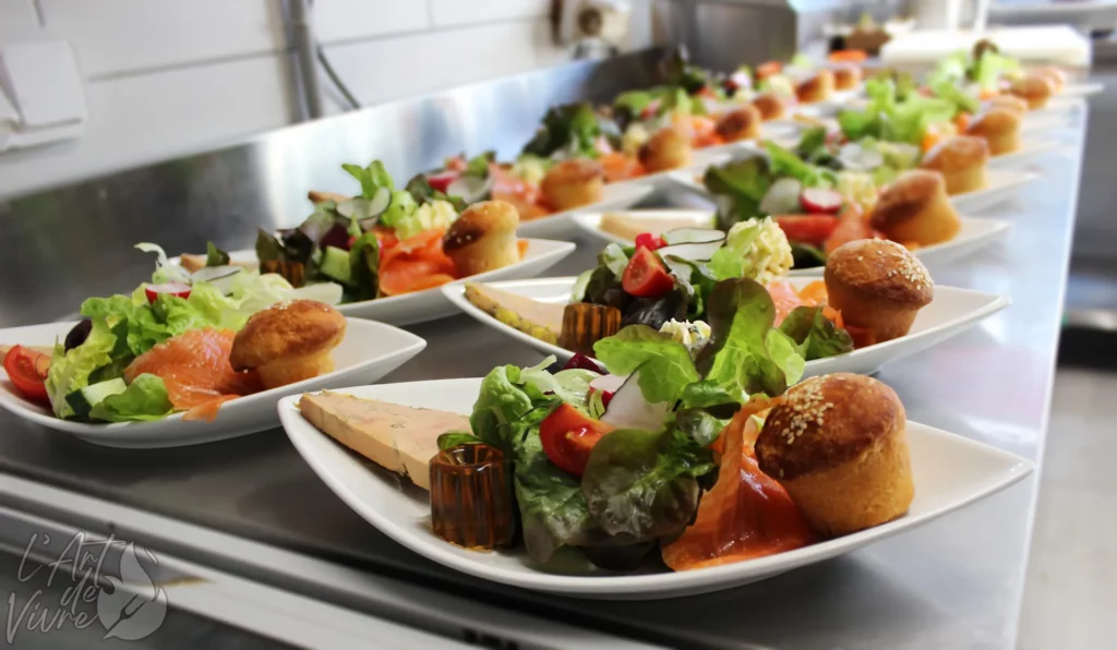 Entrées maison pour menu de groupe avec des produits frais, duo de foie gras et saumon fumé maison du restaurant gastronomique traditionnel L'Art de Vivre à Moosch dans le Haut-Rhin en Alsace