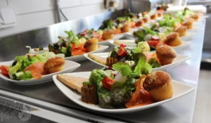 Entrées maison pour menu de groupe avec des produits frais, duo de foie gras et saumon fumé maison du restaurant gastronomique traditionnel L'Art de Vivre à Moosch dans le Haut-Rhin en Alsace