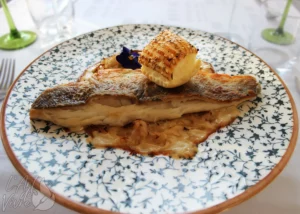 Filet de bar sauvage du restaurant gastronomique traditionnel L'Art de Vivre à Moosch dans le Haut-Rhin en Alsace