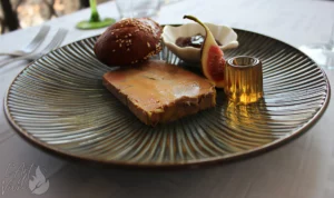 Foie gras maison accompagné d'une brioche maison, d'une figue et d'une gelé maison, du restaurant gastronomique traditionnel L'Art de Vivre à Moosch dans le Haut-Rhin en Alsace