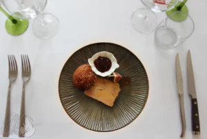 Foie gras maison accompagné d'une brioche maison, d'une figue et d'une gelé maison, du restaurant gastronomique traditionnel L'Art de Vivre à Moosch dans le Haut-Rhin en Alsace