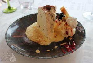 Kougelhopf glacé aux raisins macérés et au Marc de Gewurztraminer du restaurant gastronomique traditionnel L'Art de Vivre à Moosch dans le Haut-Rhin en Alsace
