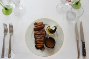 Magret de canard fumé maison du restaurant gastronomique traditionnel L'Art de Vivre à Moosch dans le Haut-Rhin en Alsace