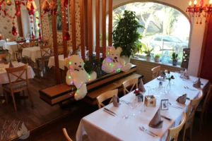 Photo d'une partie de la salle du restaurant gastronomique traditionnel L'Art de Vivre à Moosch dans le Haut-Rhin en Alsace