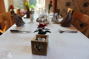 Photo d'une partie de la salle du restaurant gastronomique traditionnel L'Art de Vivre à Moosch dans le Haut-Rhin en Alsace