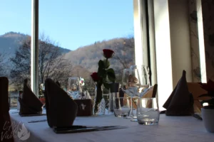 Photo d'une partie de la salle du restaurant gastronomique traditionnel L'Art de Vivre à Moosch dans le Haut-Rhin en Alsace