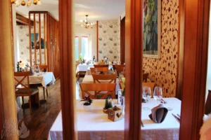 Photo d'une partie de la salle du restaurant gastronomique traditionnel L'Art de Vivre à Moosch dans le Haut-Rhin en Alsace