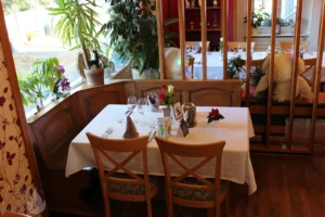 Photo d'une partie de la salle du restaurant gastronomique traditionnel L'Art de Vivre à Moosch dans le Haut-Rhin en Alsace