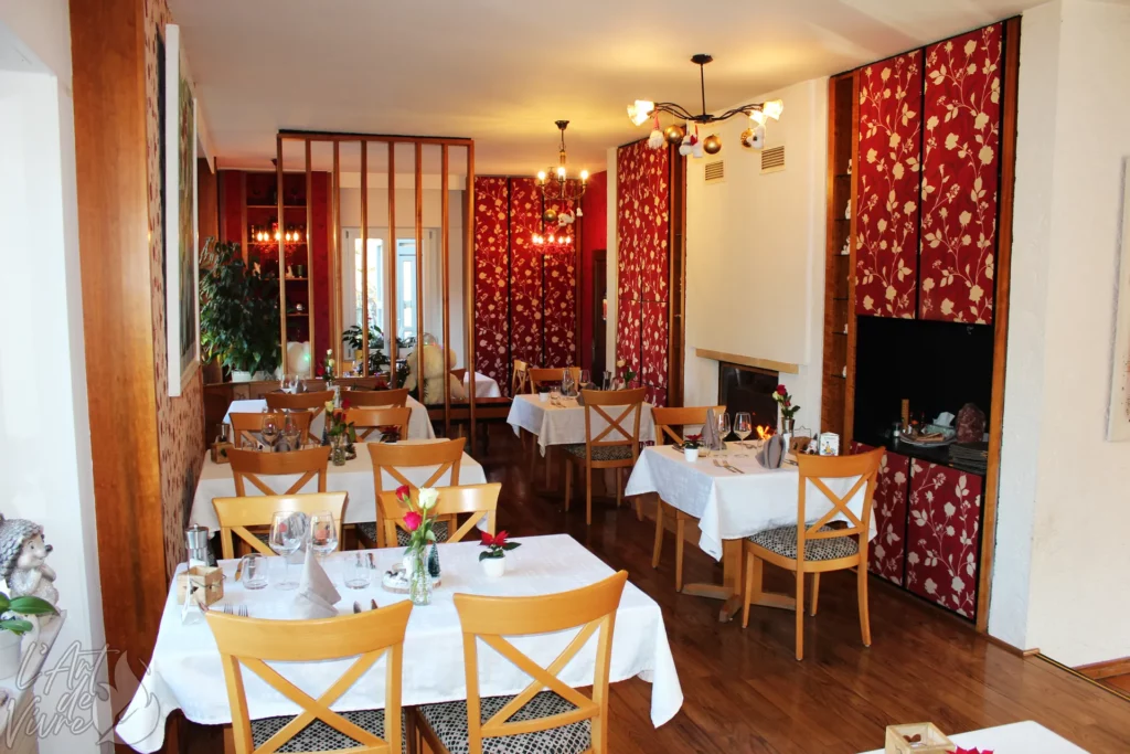 Photo d'une partie de la salle du restaurant gastronomique traditionnel L'Art de Vivre à Moosch dans le Haut-Rhin en Alsace
