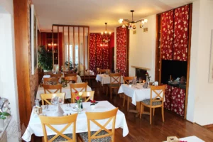 Photo d'une partie de la salle du restaurant gastronomique traditionnel L'Art de Vivre à Moosch dans le Haut-Rhin en Alsace