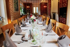 Photo d'une grande table pour un menu de groupe au restaurant gastronomique traditionnel L'Art de Vivre à Moosch dans le Haut-Rhin en Alsace