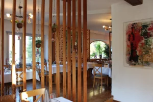 Photo d'une partie de la salle du restaurant gastronomique traditionnel L'Art de Vivre à Moosch dans le Haut-Rhin en Alsace