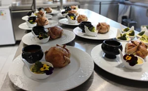 Caille rôtie désossée et farce de volaille aux morilles pour un menu de groupe du restaurant gastronomique traditionnel L'Art de Vivre à Moosch dans le Haut-Rhin en Alsace