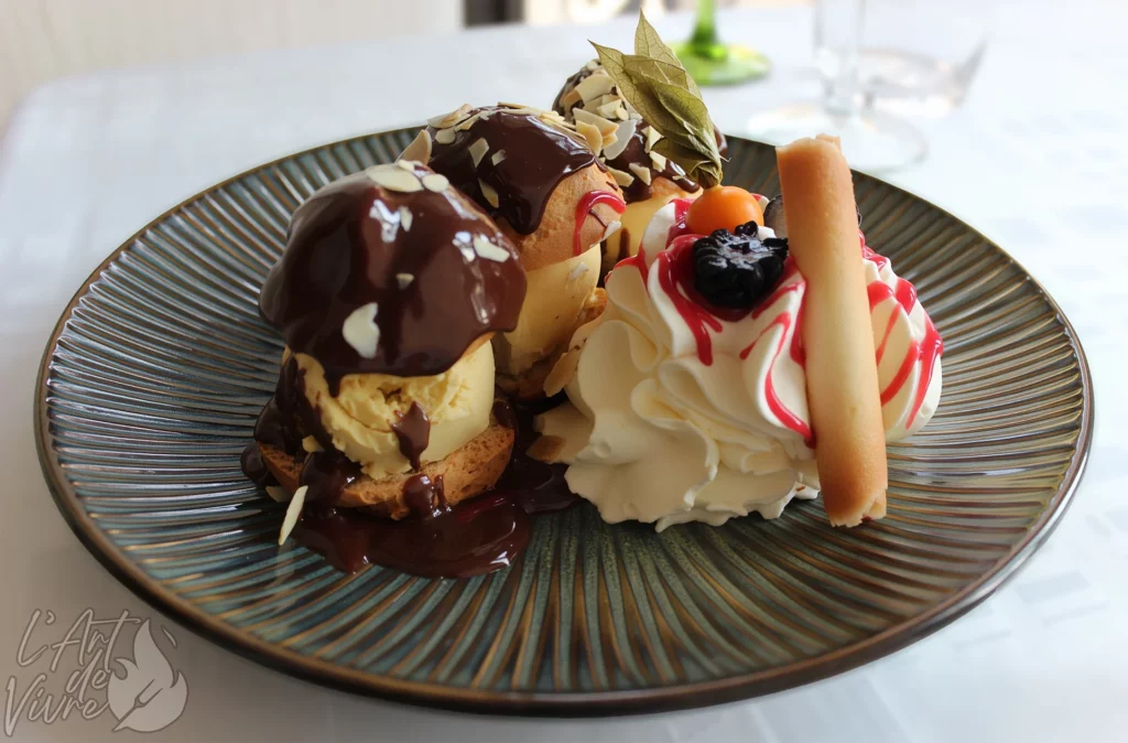 Profiteroles maison avec glace vanille et chocolat chaud du restaurant gastronomique traditionnel L'Art de Vivre à Moosch dans le Haut-Rhin en Alsace