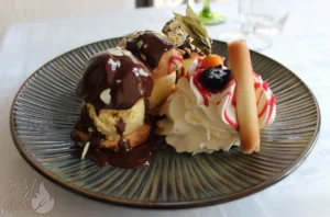Profiteroles maison avec glace vanille et chocolat chaud du restaurant gastronomique traditionnel L'Art de Vivre à Moosch dans le Haut-Rhin en Alsace