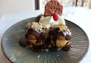 Profiteroles maison avec glace vanille et chocolat chaud du restaurant gastronomique traditionnel L'Art de Vivre à Moosch dans le Haut-Rhin en Alsace