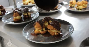 Profiteroles maison pour un menu de groupe avec glace vanille et chocolat chaud du restaurant gastronomique traditionnel L'Art de Vivre à Moosch dans le Haut-Rhin en Alsace