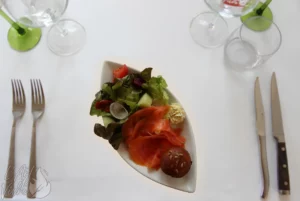 Saumon fumé maison au feu de bois, accompagné d'une brioche maison et d'une salade garnie du restaurant gastronomique traditionnel L'Art de Vivre à Moosch dans le Haut-Rhin en Alsace